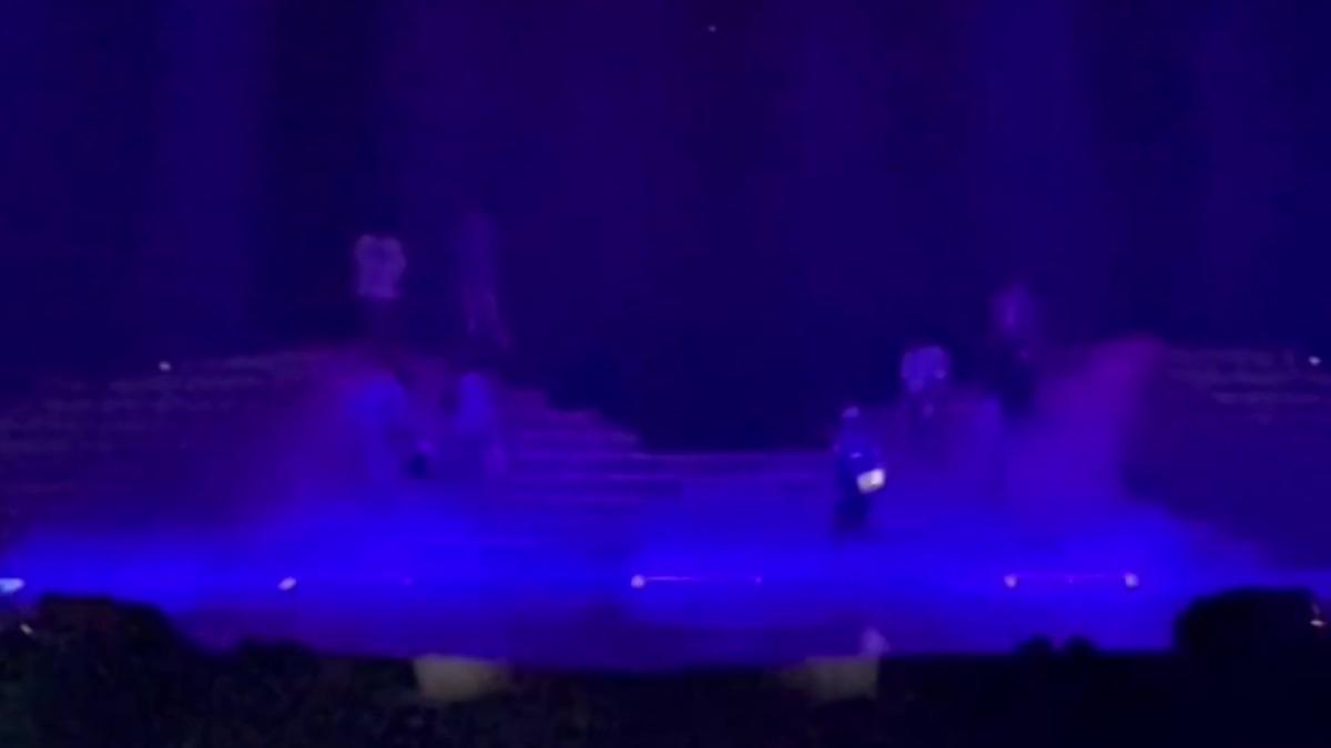 Super Junior圭賢演唱會上跌落舞台。(圖/翻攝X)