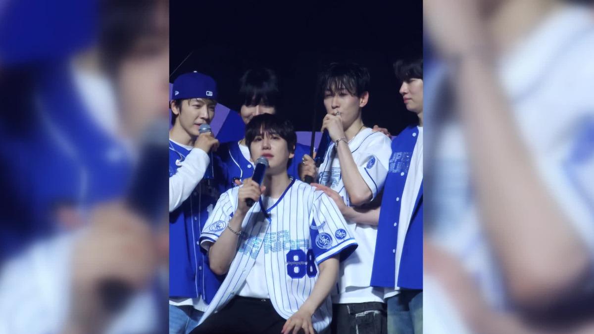Super Junior圭賢後續只能撐雨傘坐著。(圖/翻攝X)