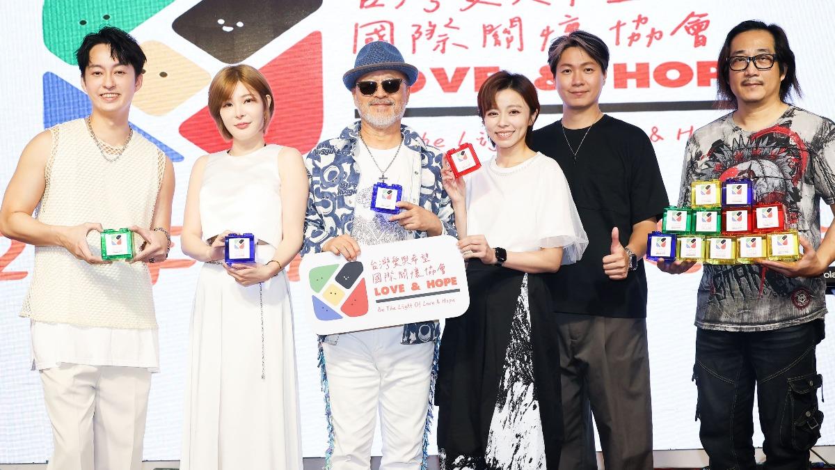 霸氣樂團阿修羅(右起)、黃少谷、王瞳、班鐵翔、孟慶而、于浩威齊聚愛與希望晚會。(圖/台灣愛與希望國際關懷協會提供)