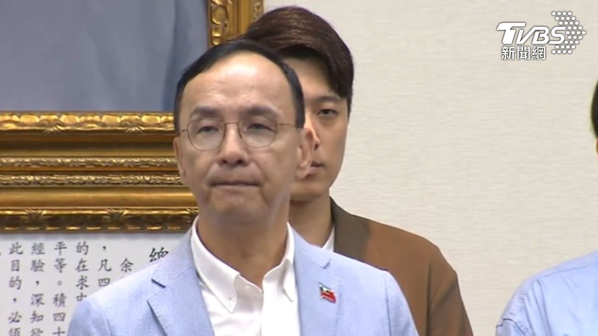 國民黨主席朱立倫堅定「交棒」。(圖/TVBS)