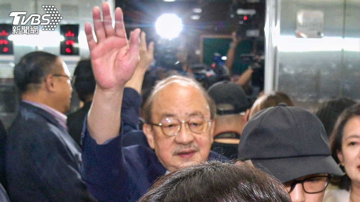 各界關注民進黨團總召柯建銘（中）去留。（圖／胡瑞麒攝）