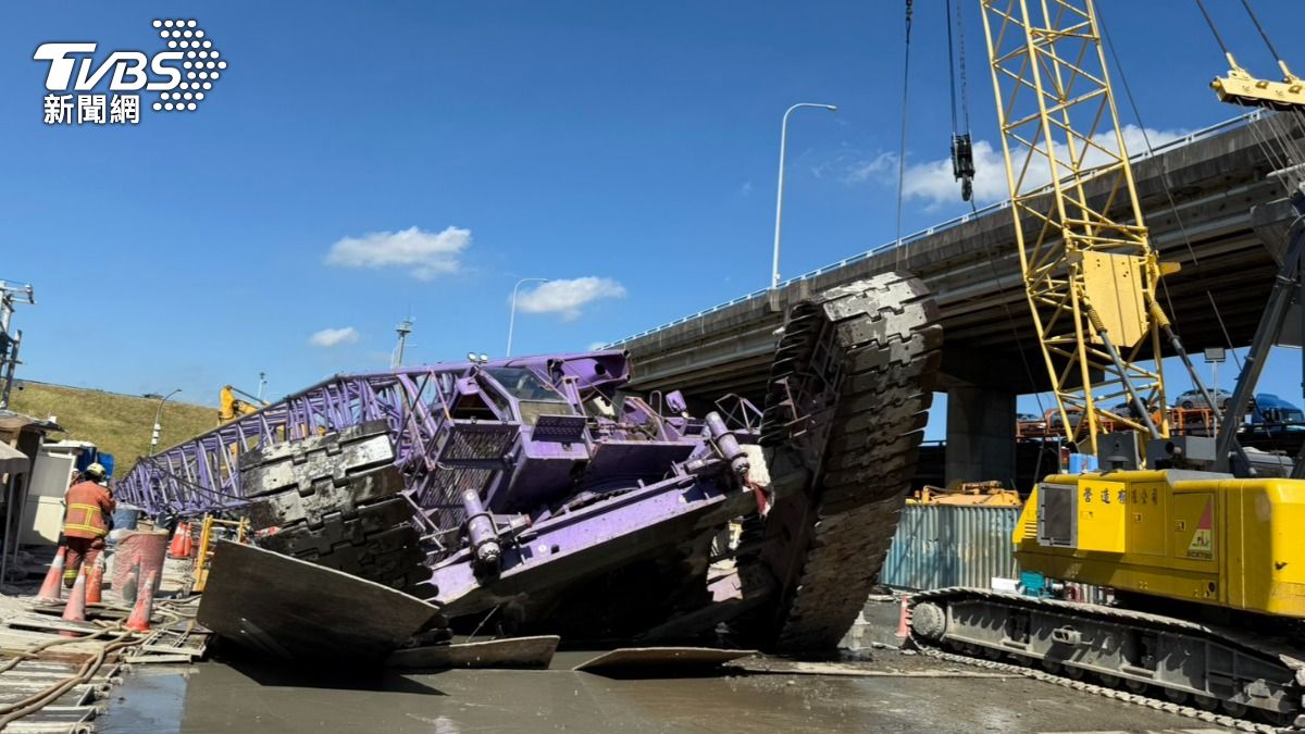 有片/捷運環狀線工安意外!吊臂砸爆灑水車 驚悚瞬間曝