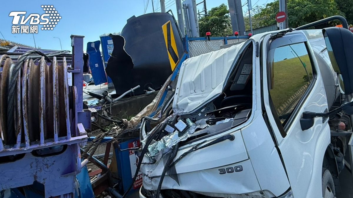 吊車失控翻覆，吊臂砸爆灑水車車頭。（圖／TVBS）