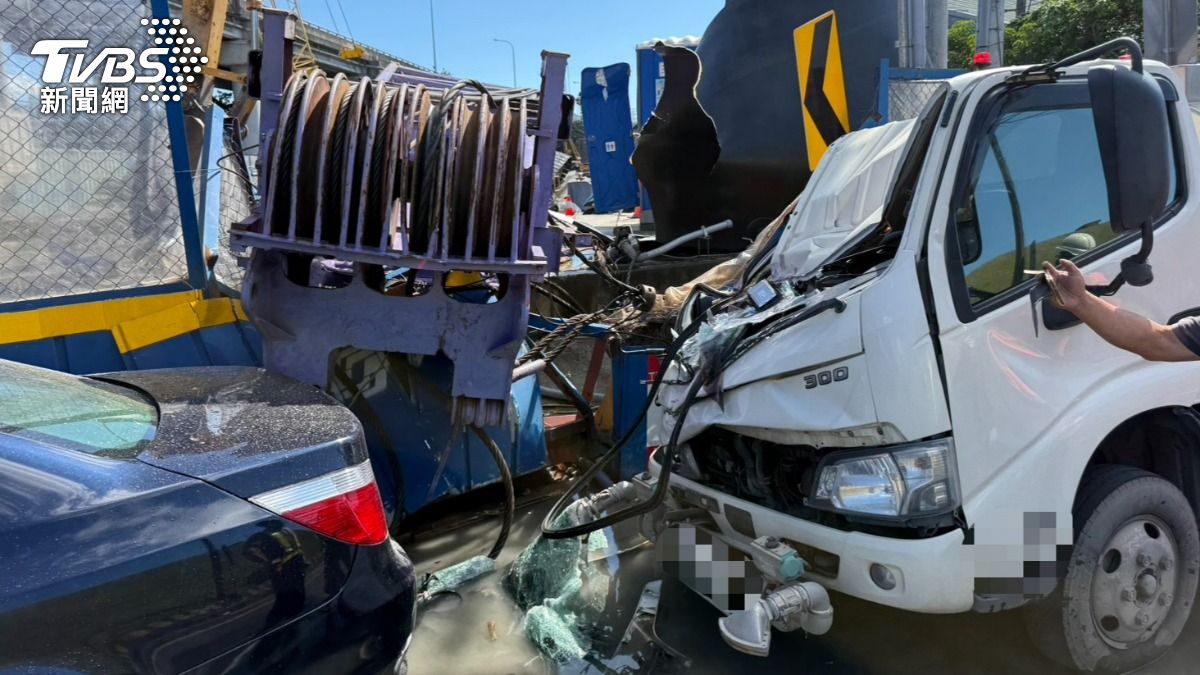 吊車失控翻覆，吊臂砸爆灑水車車頭。（圖／TVBS）