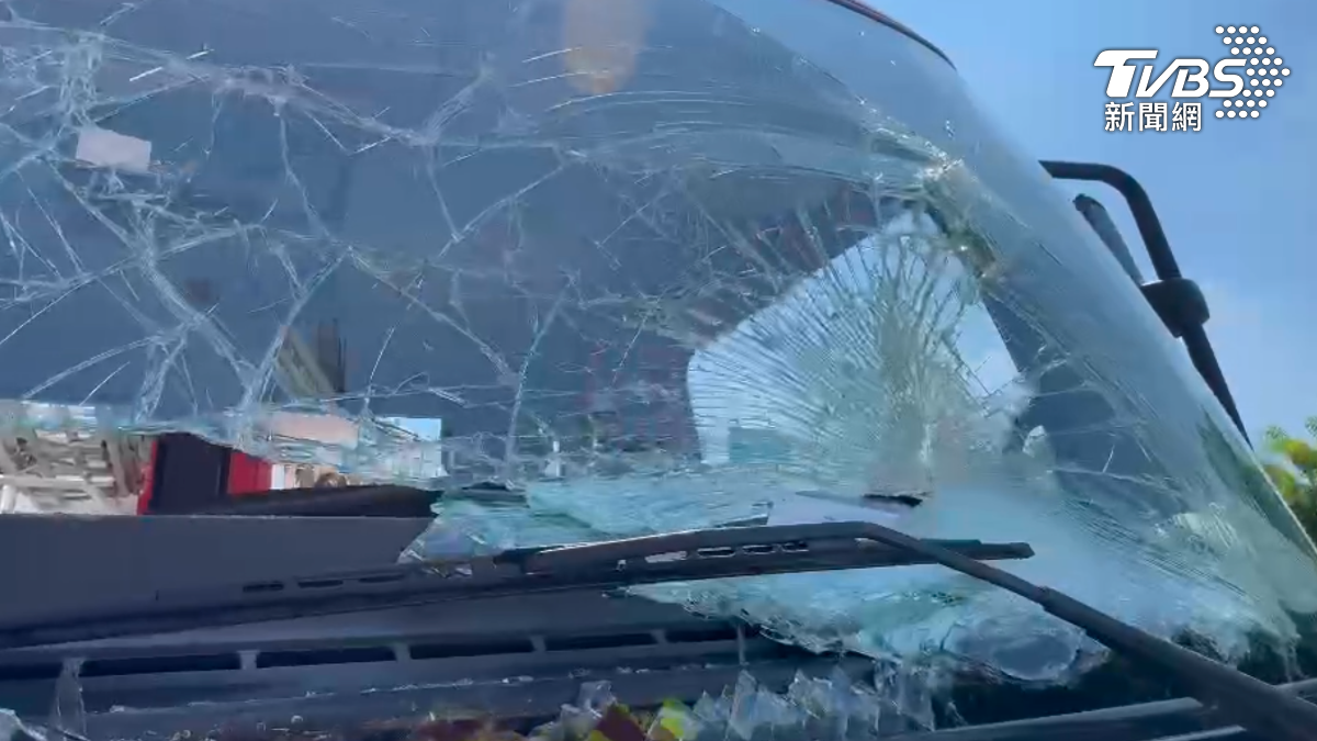 前方消防車未拉手煞車,意外撞上另台消防車。(圖/TVBS)