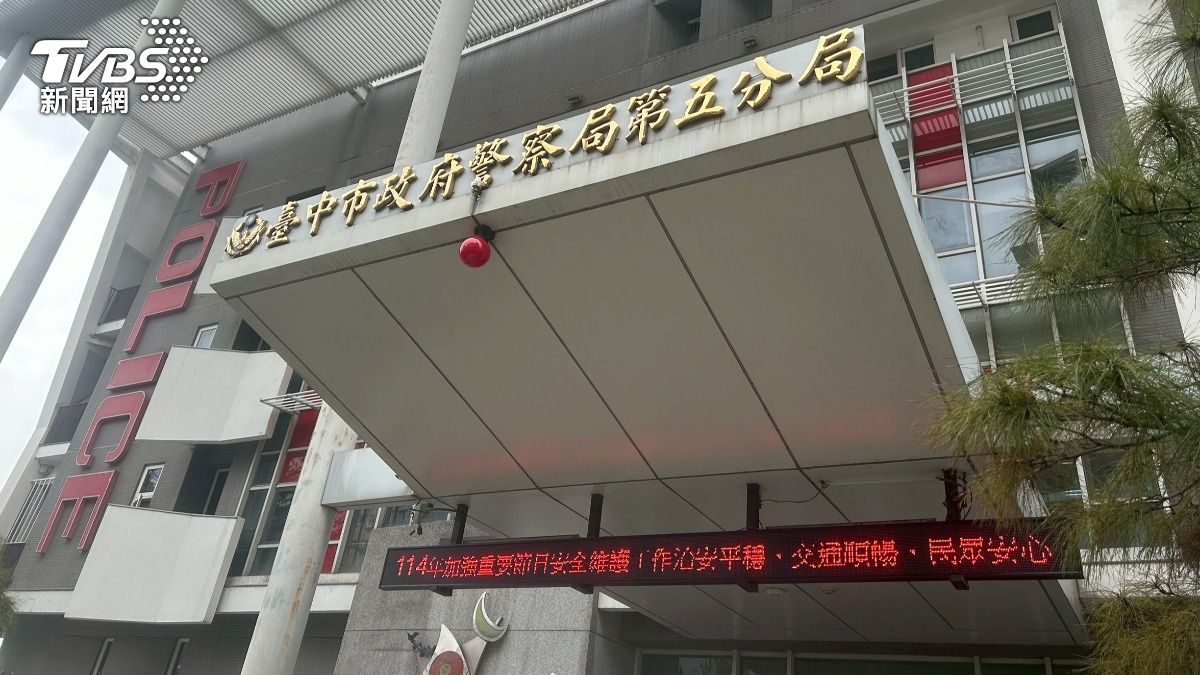 不幫我修錶!74歲嬤鬧書店連警察都踢 踹碎派出所大門慘了