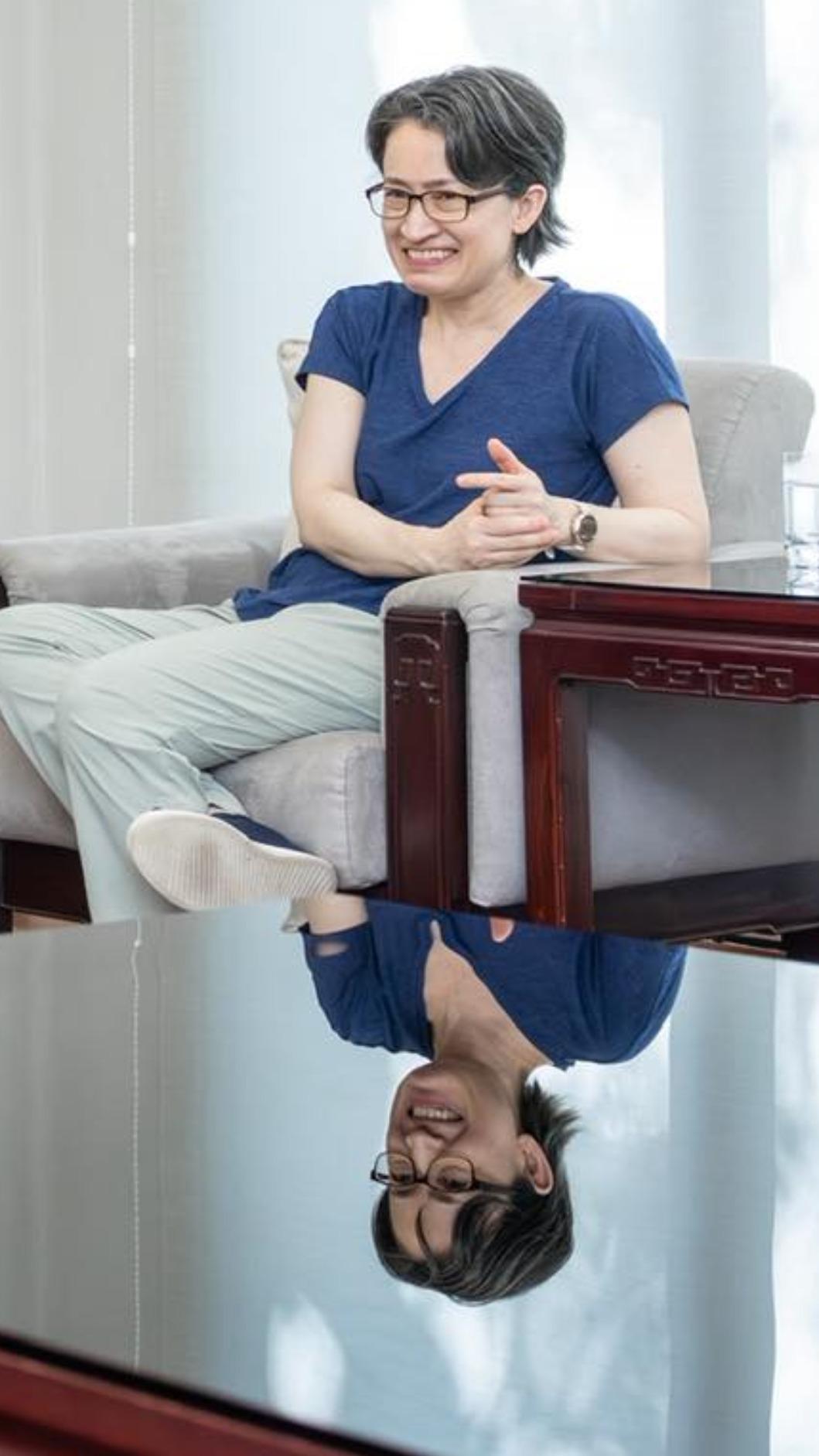 蕭美琴倒影中的瀏海、服裝造型與形象照不符。(圖/翻攝自蔡英文臉書)