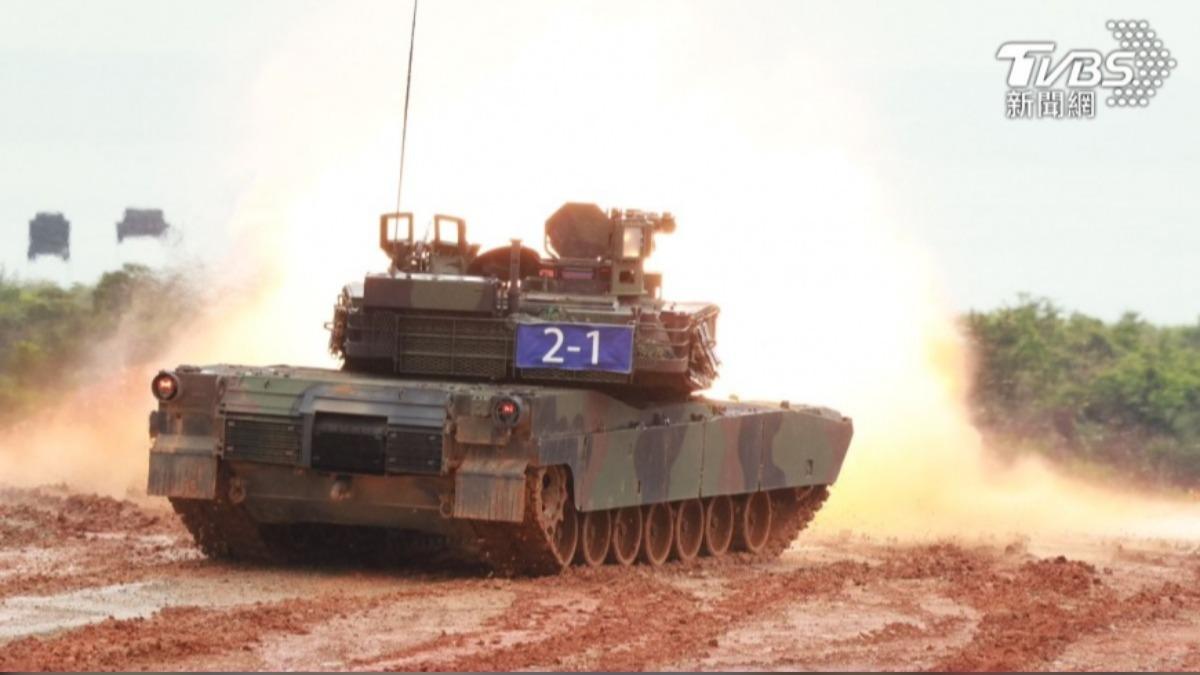日本電視台(NNN)派員來臺採訪，觀察美製M1A2T主力戰車實彈射擊。(圖／TVBS)