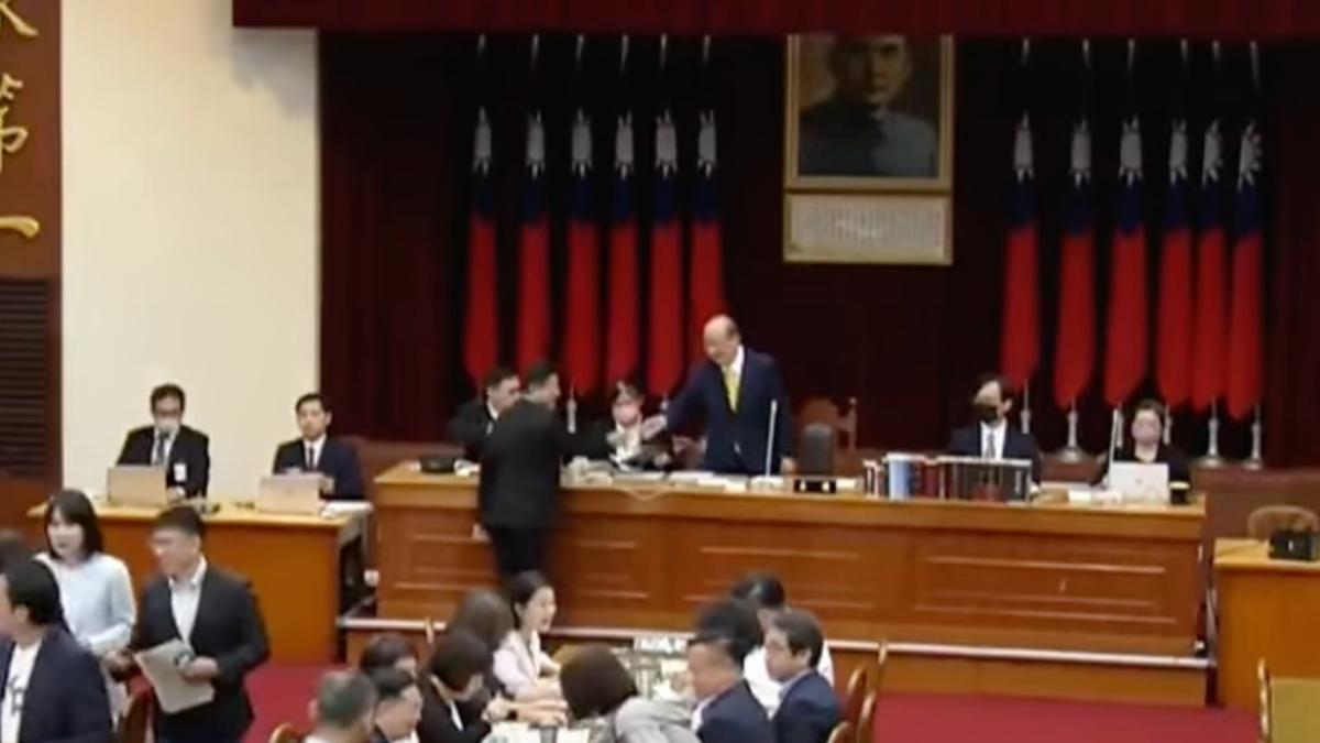 傅崐萁主動上前向柯建銘握手致意。(圖/擷取自YouTube國會頻道)