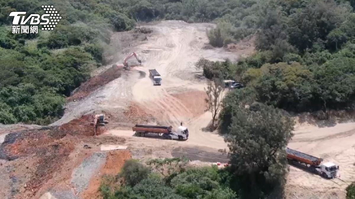 後龍廢土山恐釀環災！「5座足球場」遭傾倒，不法所得逾3億。(圖／執法單位提供)
