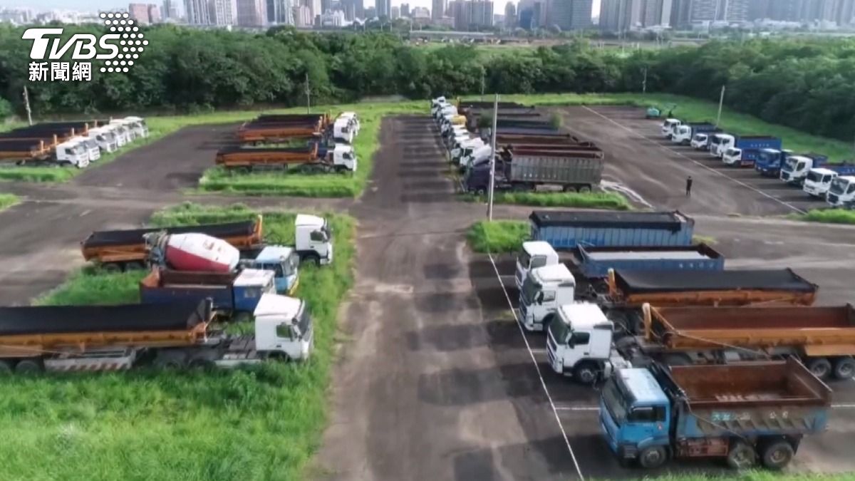 檢方查扣40台砂石車作為犯案工具，有效斬斷其運輸鏈。(圖／執法單位提供)