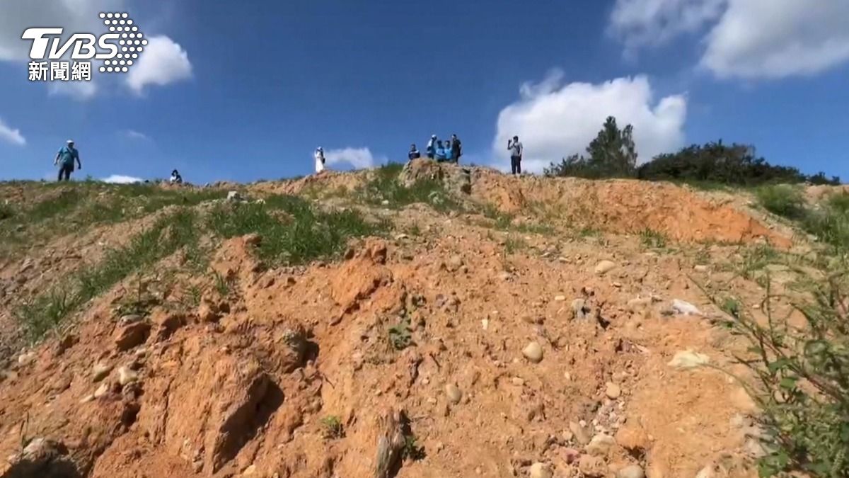 苗栗後龍山谷傾倒廢土，導致整個山谷滿是廢土。(圖／TVBS)