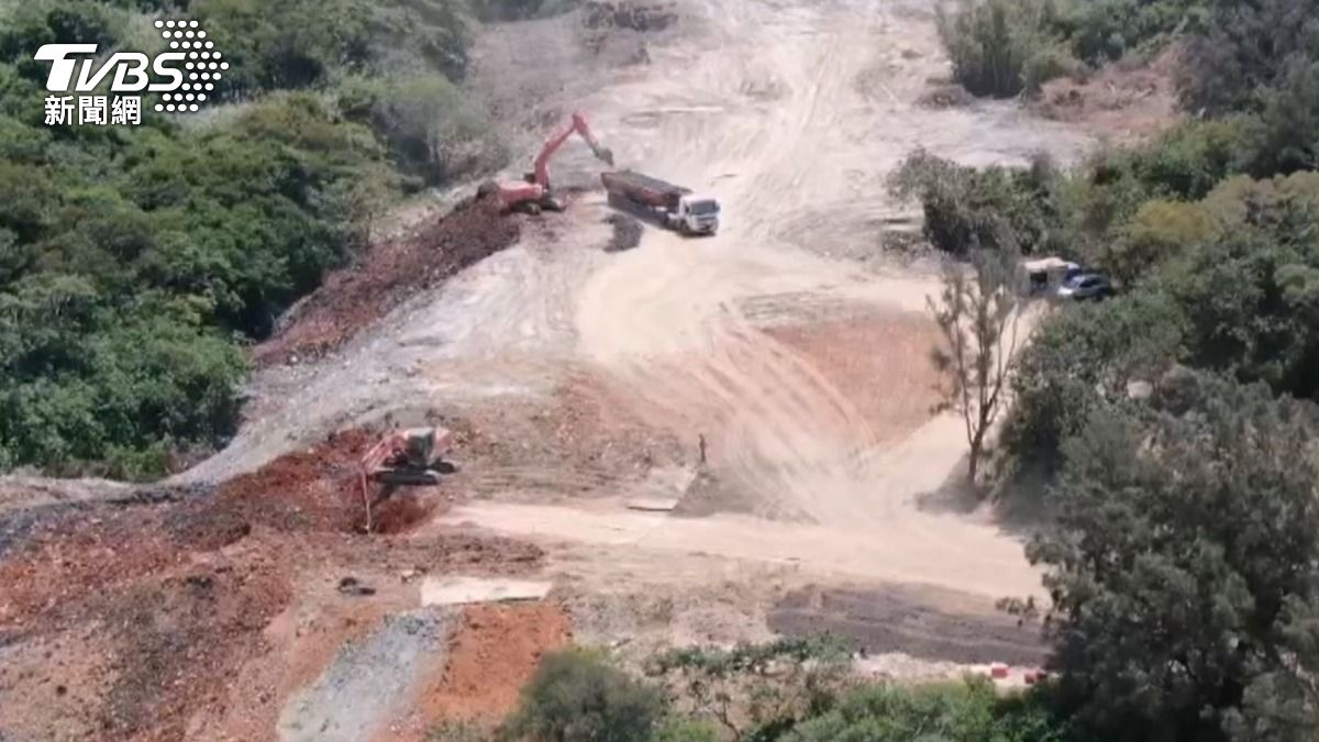 不法集團為逃避合法清運費用，將營建廢土棄置於非法地點。(圖／執法單位提供)