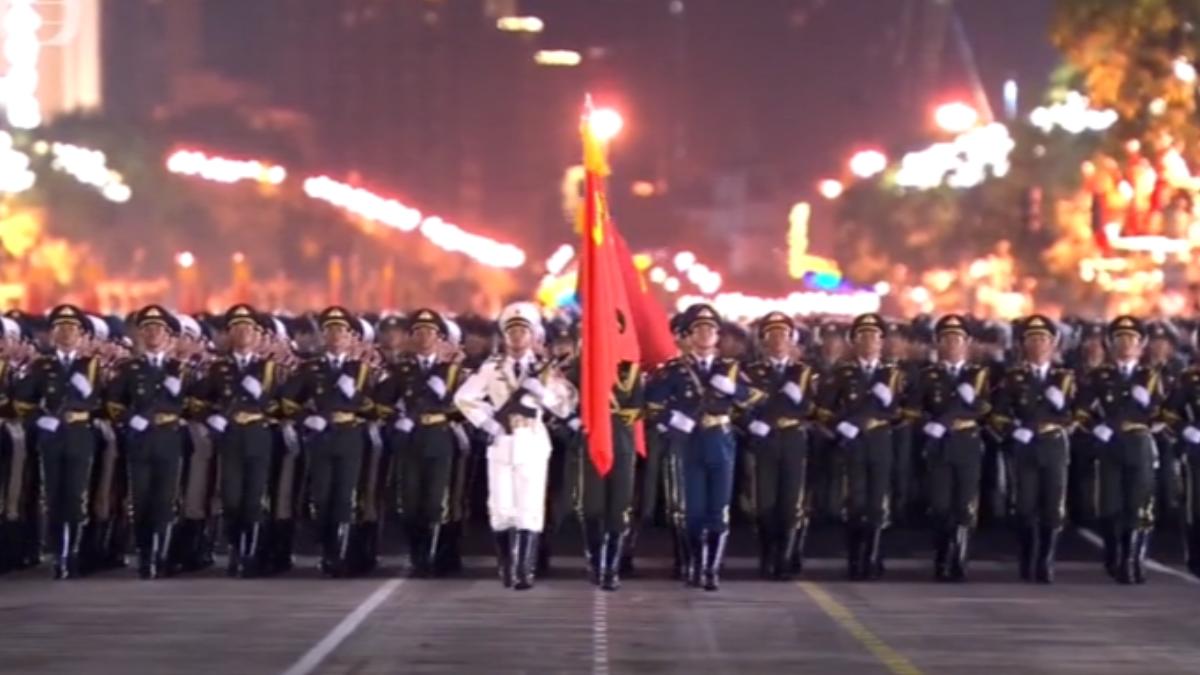 「九三閱兵」即將登場,解放軍與各式武器裝備正進行最後一次綜合演練。(圖/大陸央視)