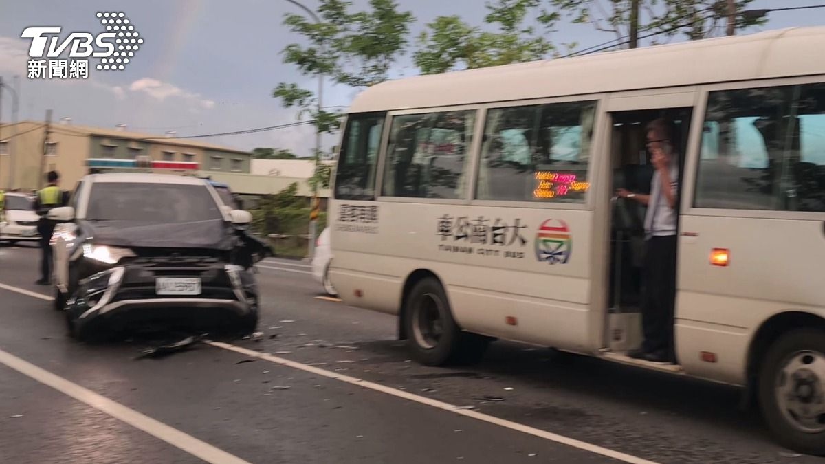 警未注意車況,追撞客運,車牌「5987」糗了。(圖/TVBS)