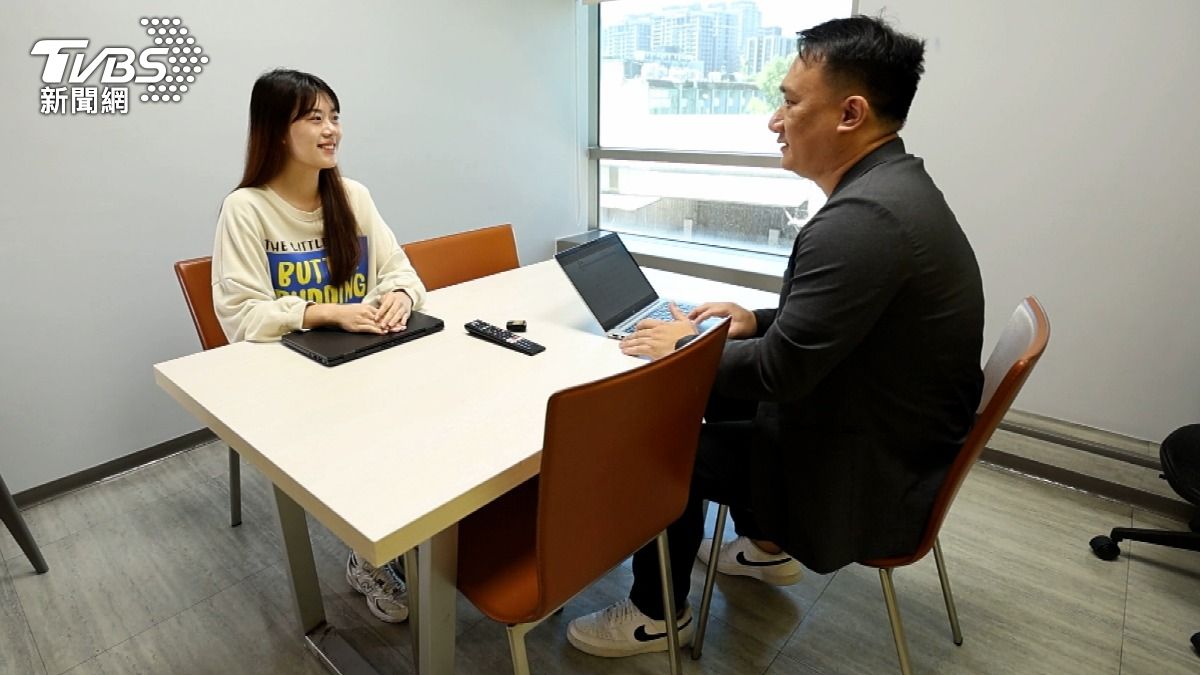 資訊科技業HR Lester(右)分享,現在要找到合適人選比以前困難許多。(圖/TVBS)