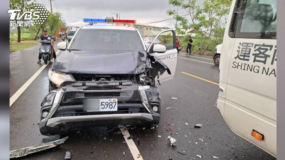警方初步研判5987警車,肇事原因為員警未注意車前狀況。(圖/TVBS)