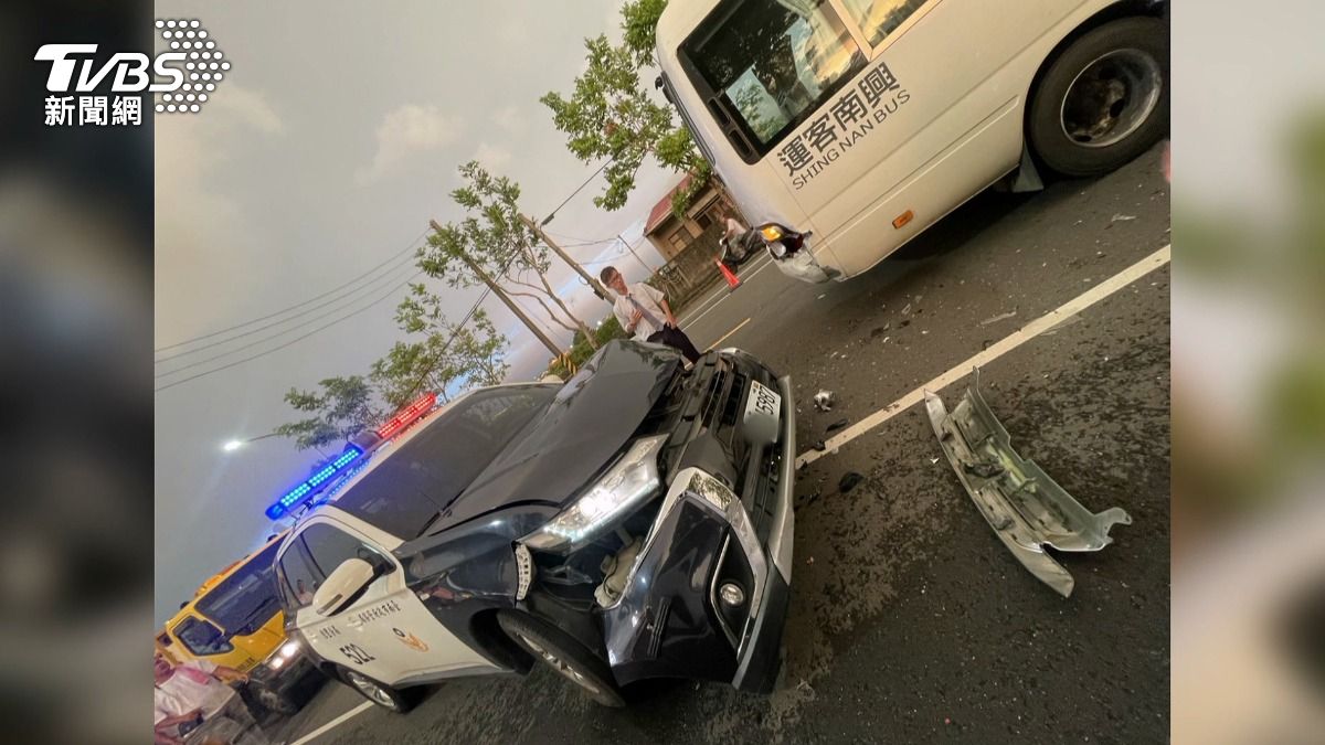客運車內乘客與司機都感受到一陣劇烈晃動,沒想到肇事的竟是一輛警車。(圖/TVBS)