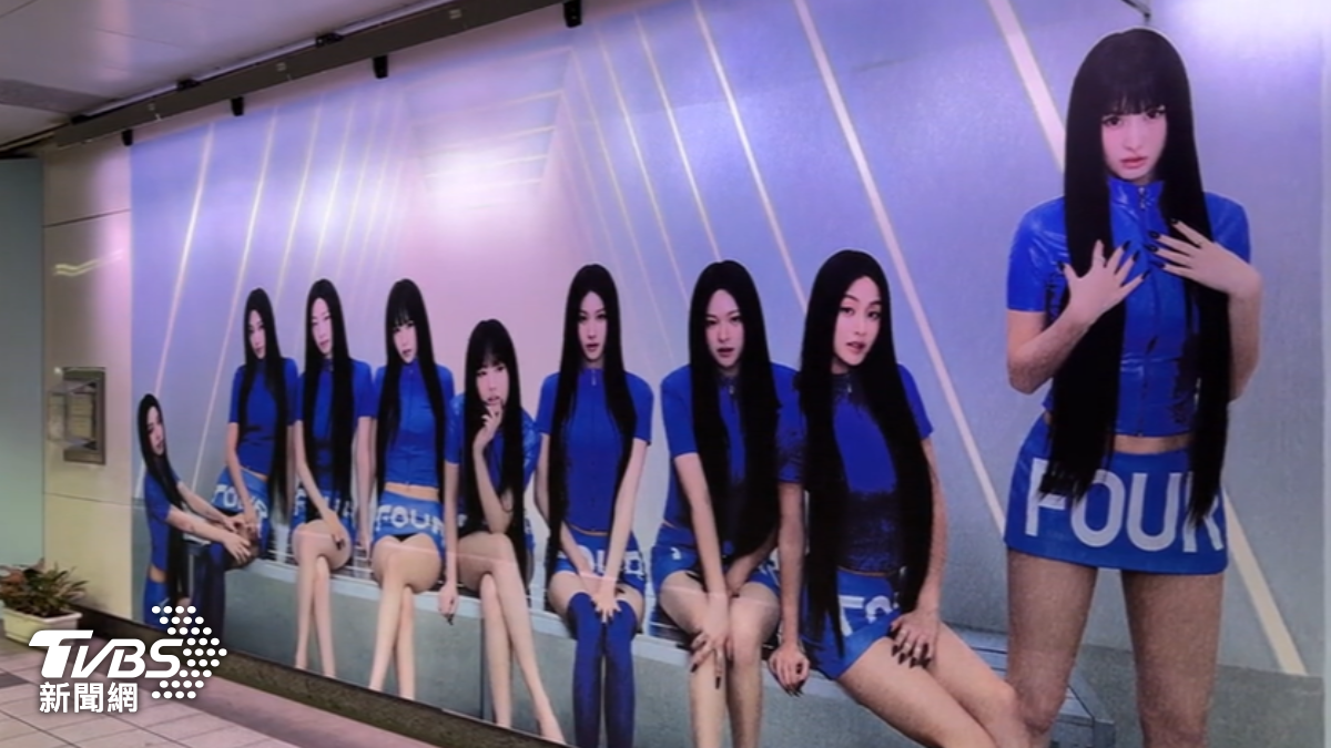 台北101捷運站有TWICE,巨型橫幅吸粉打卡。(圖/TVBS)