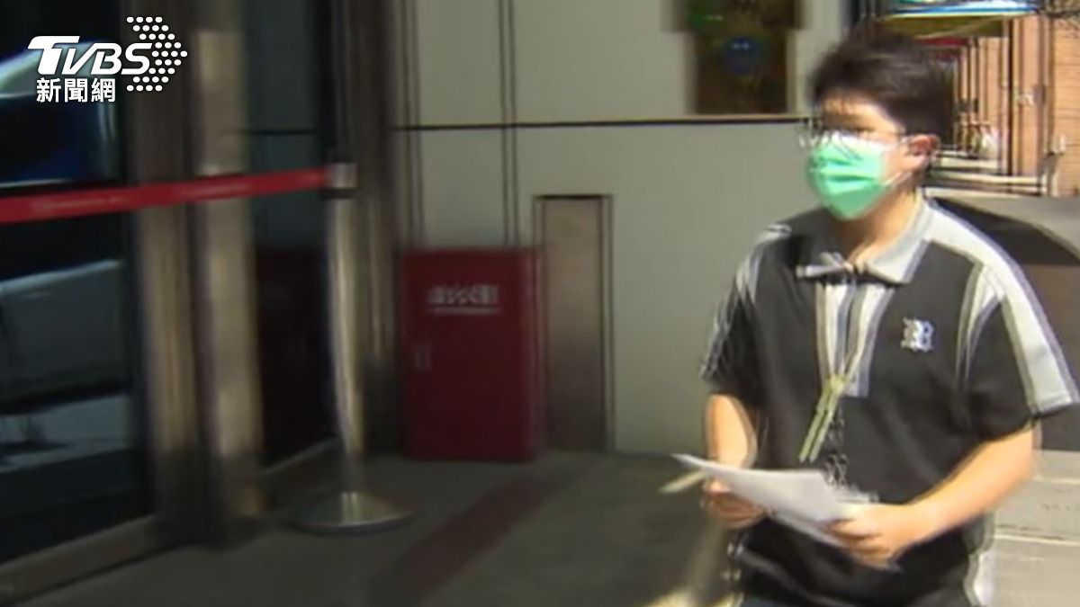 立委王世堅派助理到警局報案。（圖／TVBS）