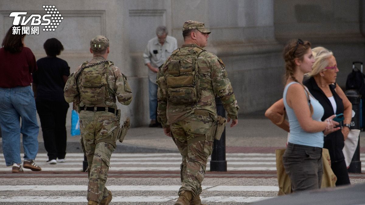 川普近日下令調派國民兵部隊進駐華府街頭,傳將擴大派數千兵到芝加哥及紐約。(圖/達志影像美聯社)