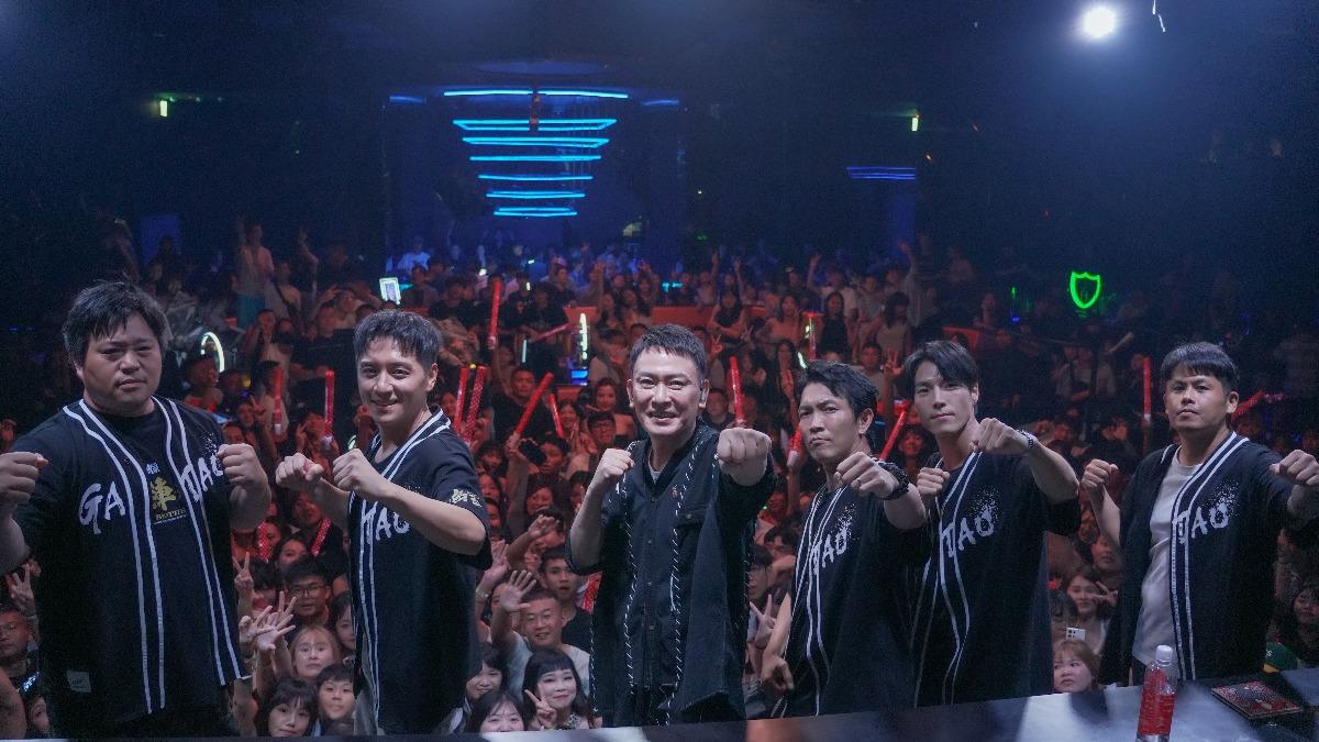 王識賢與五虎將在夜店合體演唱〈夢啊望〉。(圖/曼尼娛樂提供)