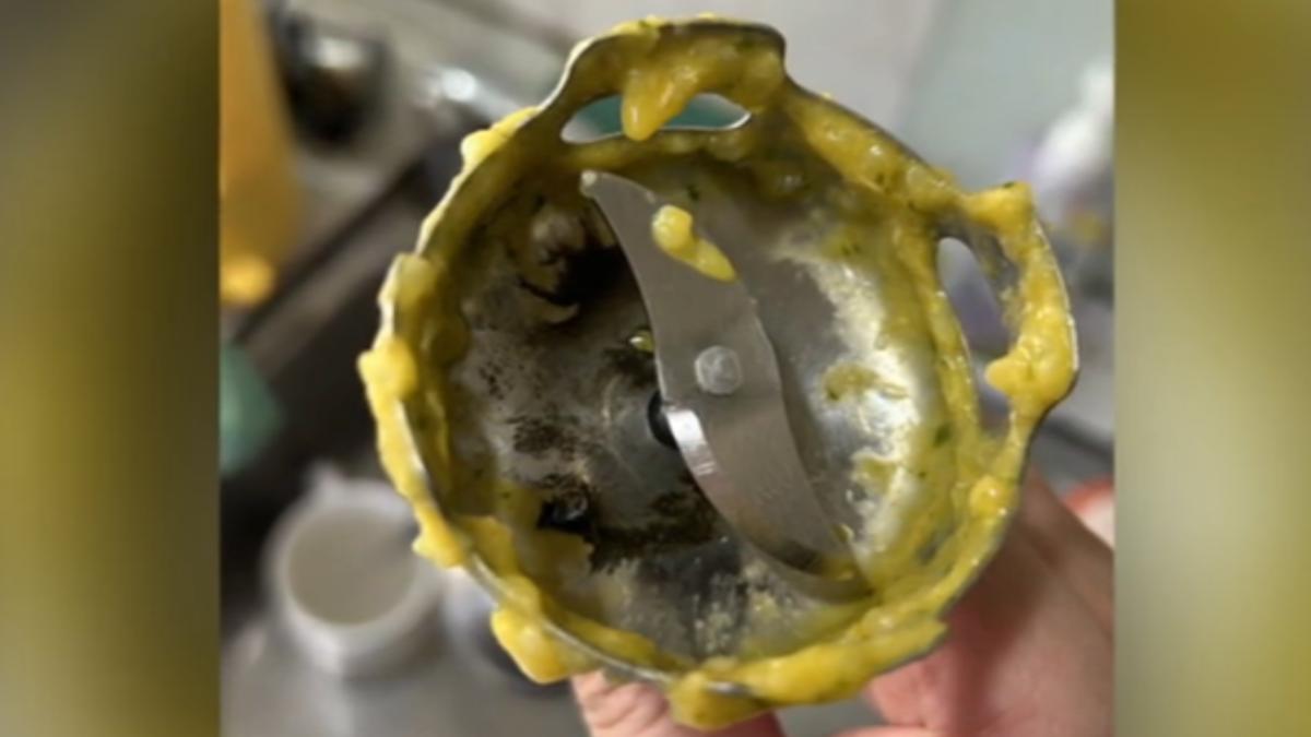攪拌棒做副食品「漏黑油」,家長憂心小孩吃1年多恐影響健康。(圖/民眾提供)