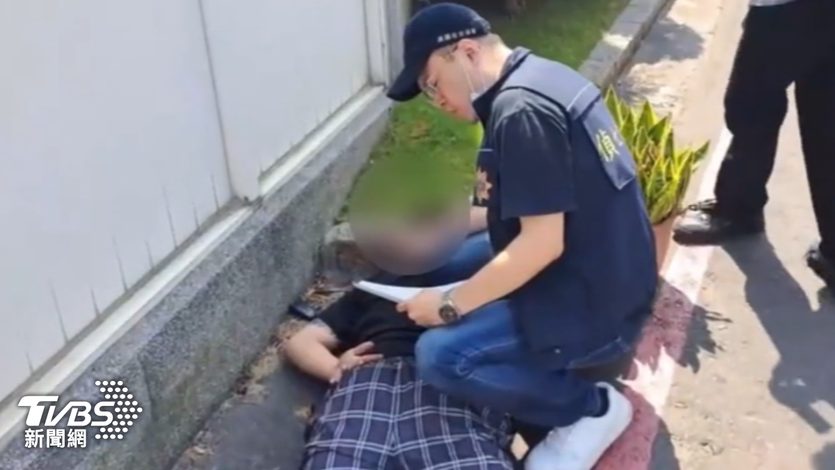 警逮黑幫風飛砂,在台設據點騙中國大陸民眾1.3億台幣。(圖/TVBS)