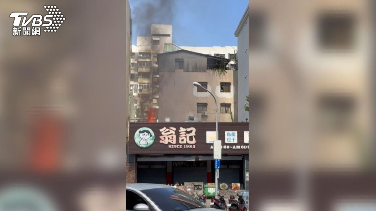 一中老店「翁記」火警,消防隊急救火,撞自家人 。(圖/民眾提供)