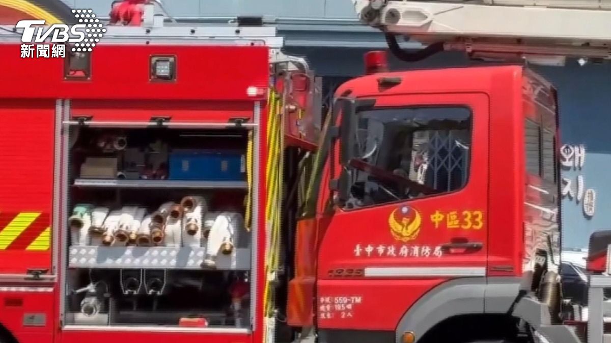 消防隊員下車準備救火,但車輛突然往前移動,撞上了前方的消防車 。(圖/TVBS)