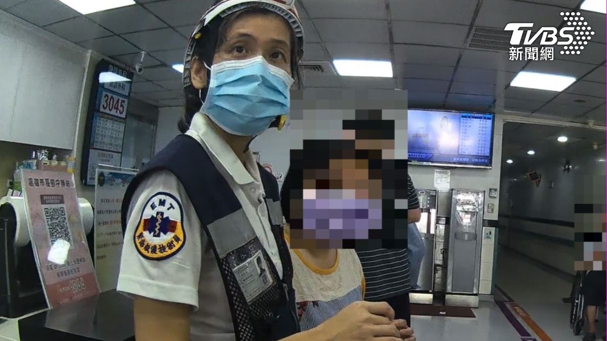 警消人員現場施予急救並給予氧氣,隨後將呂婦緊急送往附近醫院。(圖/TVBS)