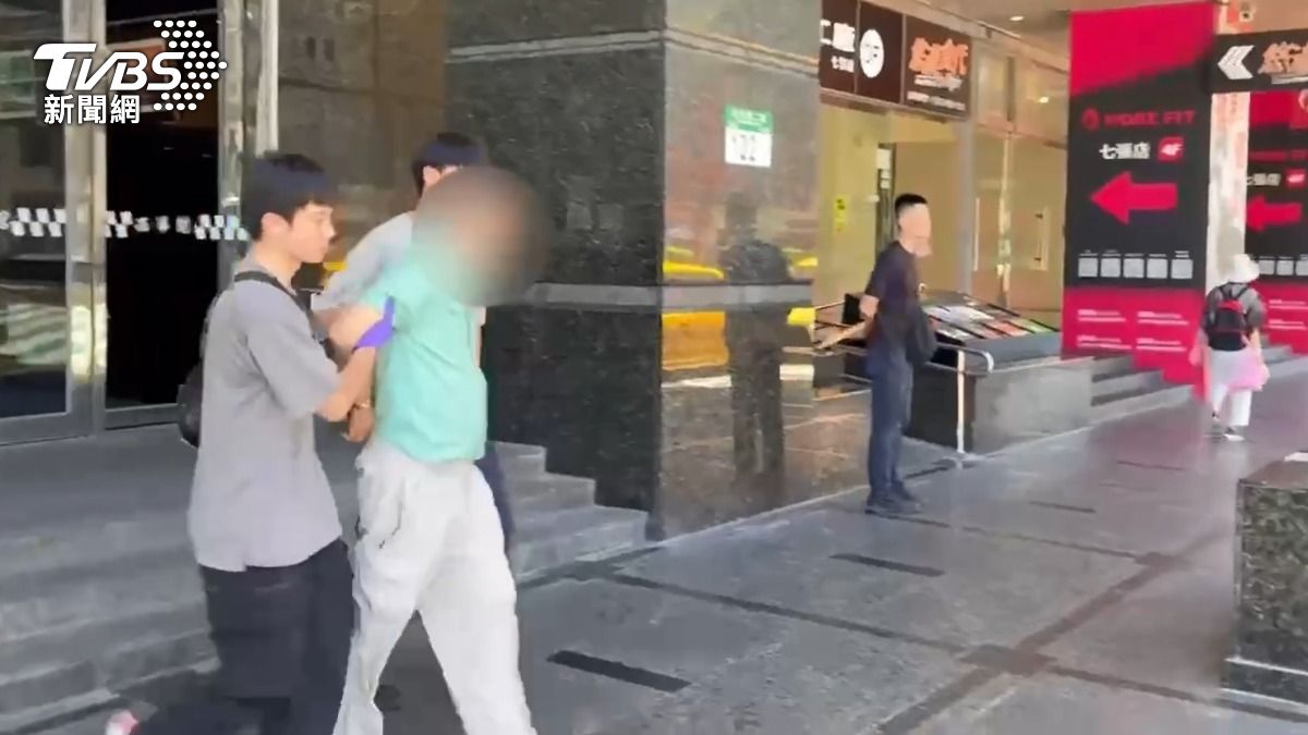 陳男縱火燒車,稍早被警方逮捕送辦。(圖/TVBS)