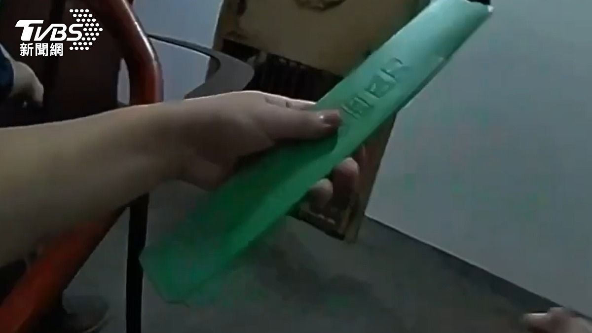 男子交出西瓜刀給員警。(圖/TVBS)