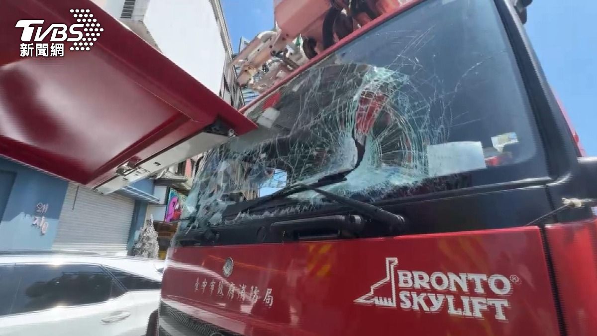 雲梯車的擋風玻璃被插出一個大洞,消防隊員立即趕回雲梯車想制止,但為時已晚。(圖/TVBS)