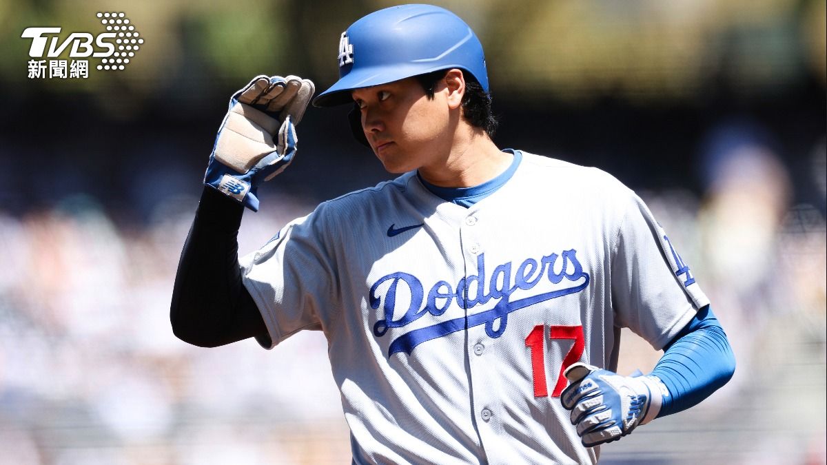 大谷翔平轟出本季第45支全壘打,賽後還向挑釁他的教士球迷擊掌致意。(圖/達志影像美聯社)