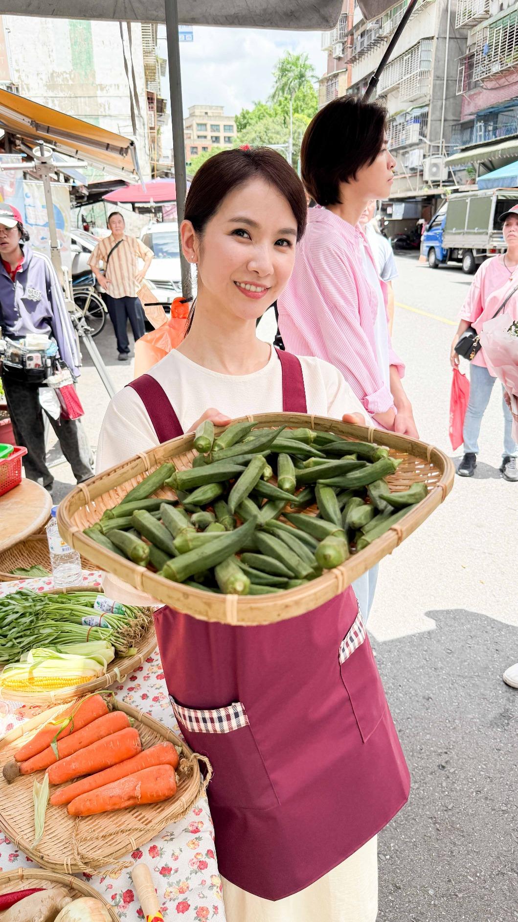 陳小菁為戲在路邊叫賣,展現「市場婆媽」模樣。(圖/三立提供)