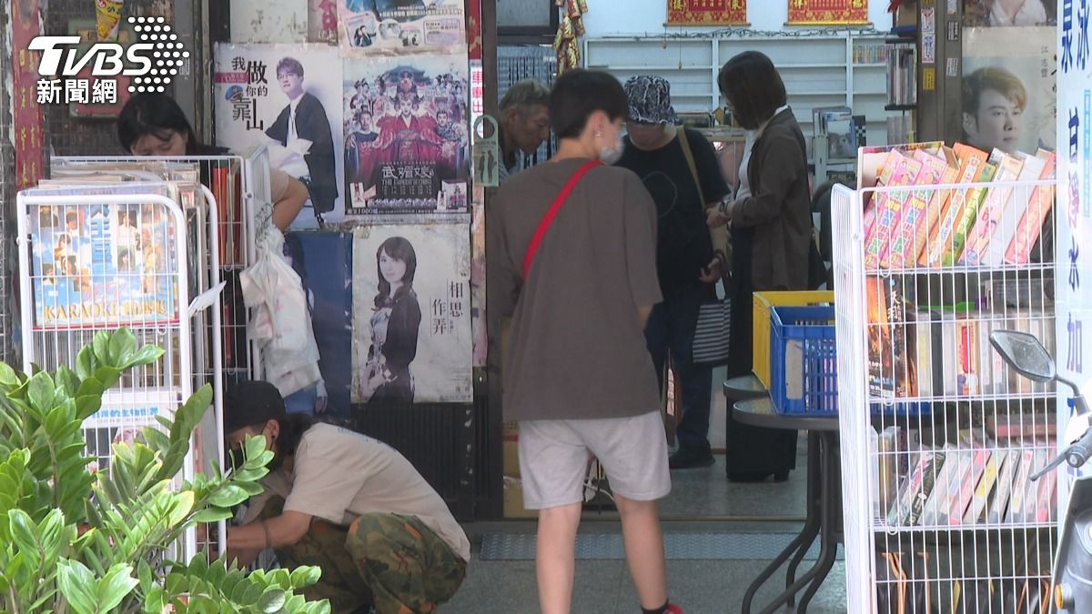 滿是回憶的告別!台中唱片行40年歷史「10元起清倉」。(圖/TVBS)