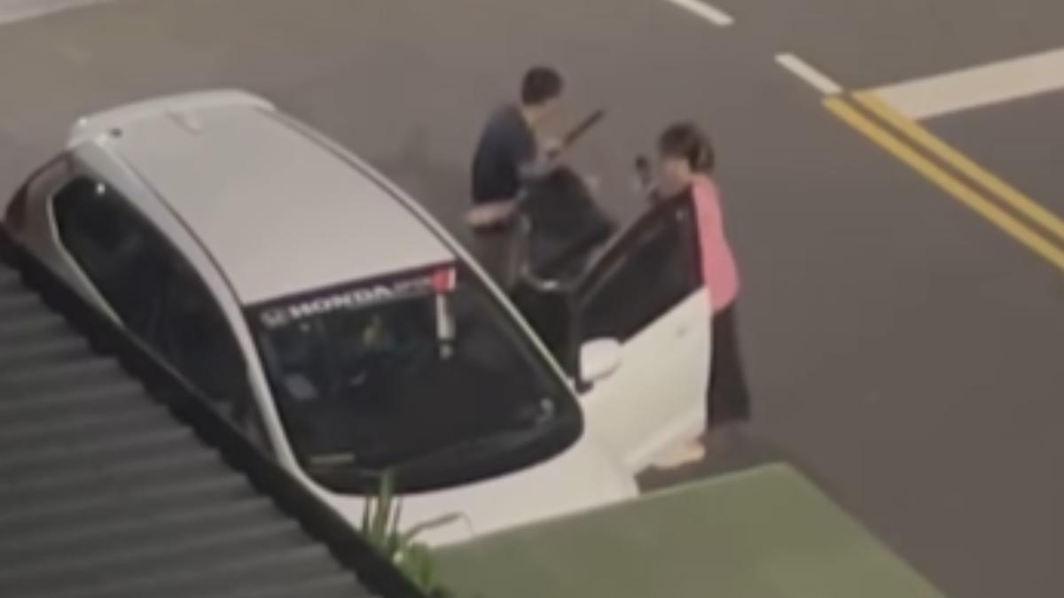 女子不滿被分手,試圖持刀自傷,男子奪刀濺血,粉衣現任女友目睹。(圖/Threads:kiw.fwg_03)