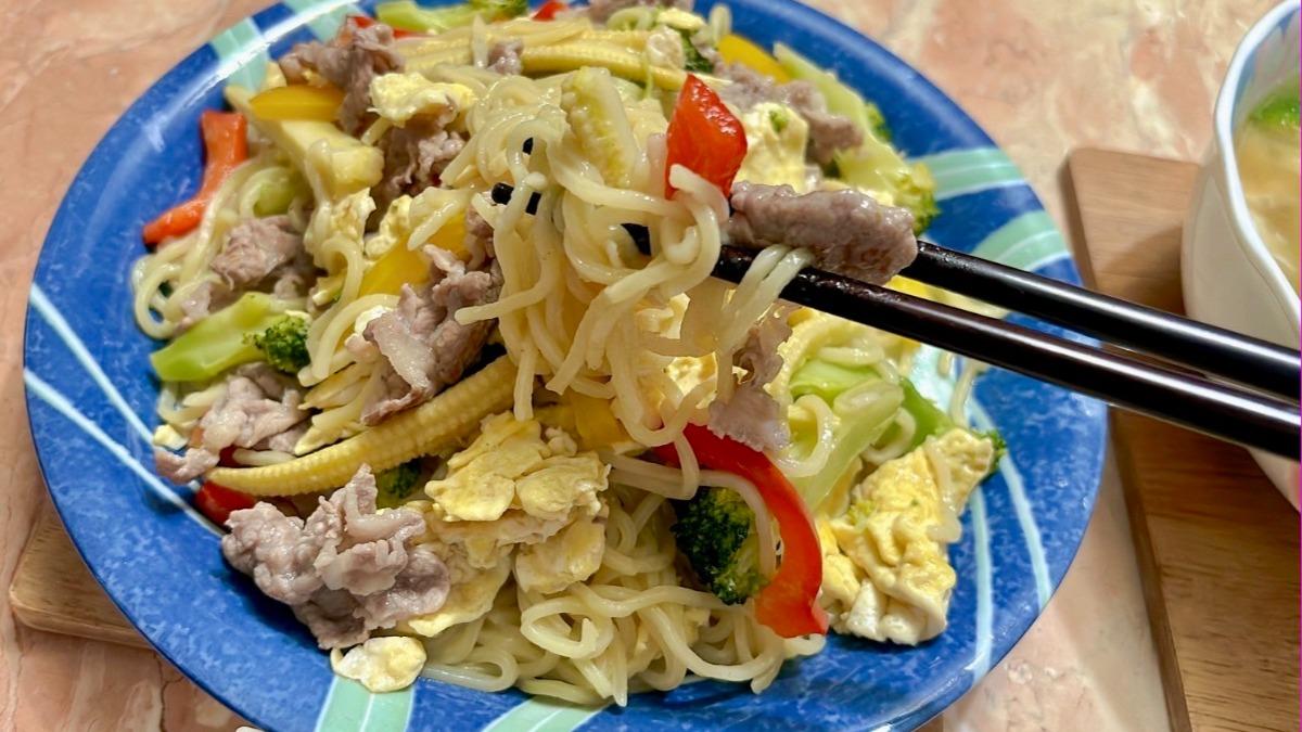 挖寶泡麵新吃法!媽媽「這招」驚呆她:根本料理王