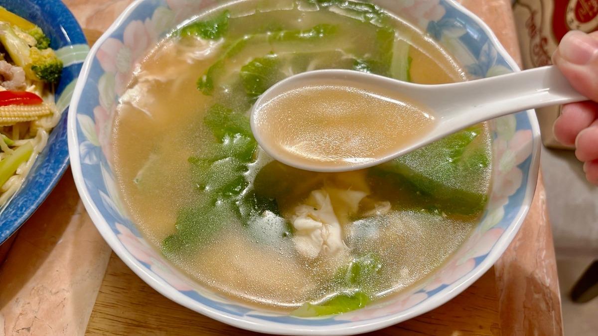 媽媽加碼煮蔬菜湯,原po大讚「料理王」。媽媽把泡麵拿去炒,讓原po食慾大開。(圖/翻攝自臉書社團「我愛全聯-好物老實說」)