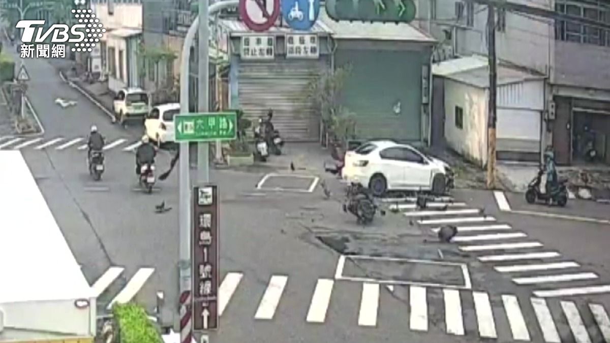白色轎車違規左轉害撞，男騎士噴飛重摔，轎車失控撞電桿。（圖／TVBS）