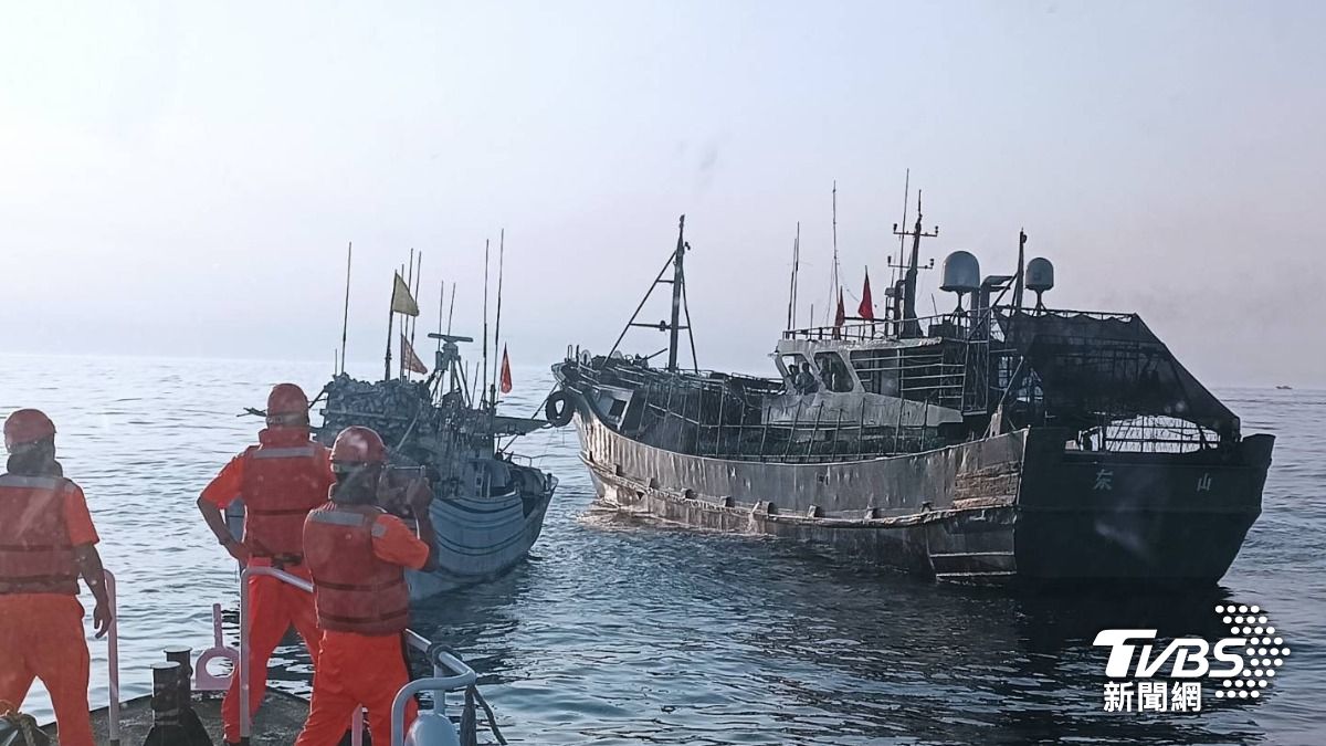 澎湖漁船和中國漁船發生擦撞。(圖/海巡署提供)