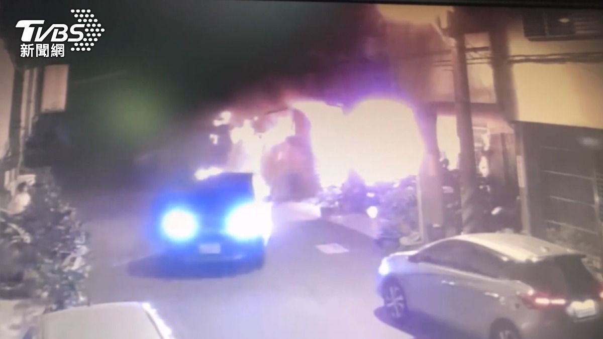 休旅車車尾已經起火燃燒。(圖/廖文漢)