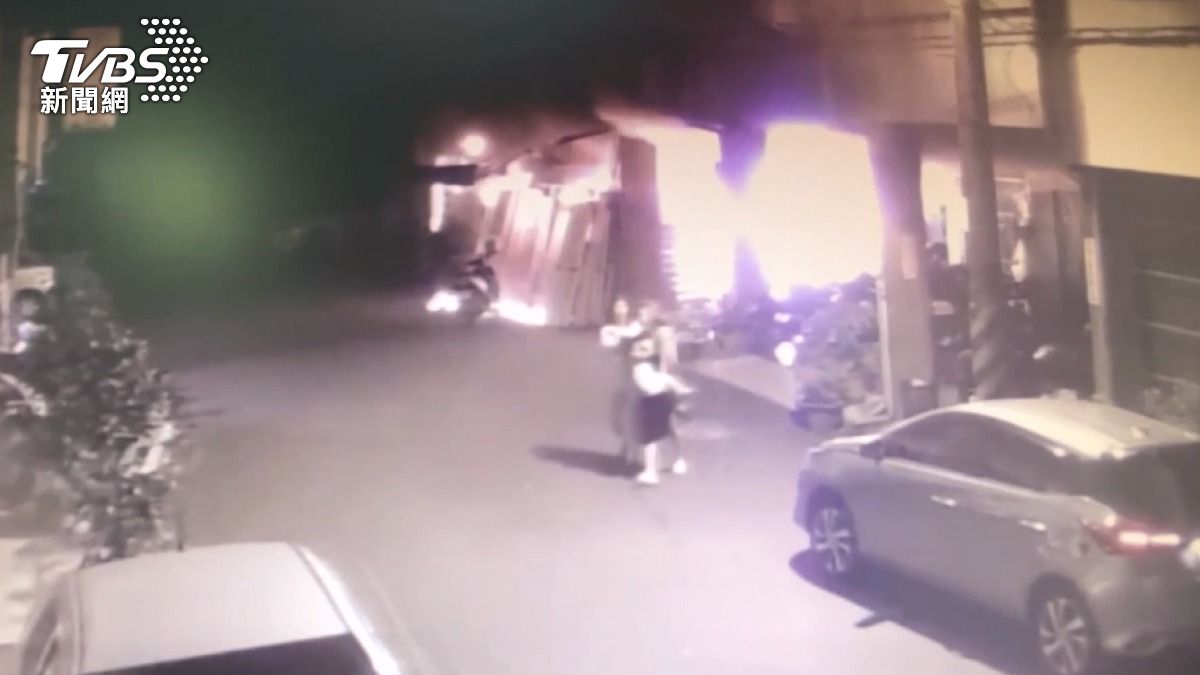 鄰居抱著小孩衝出屋外逃生。(圖/廖文漢)