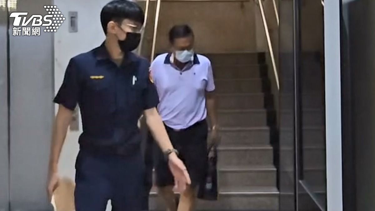 鄭亦麟父親鄭伍廷10萬元交保。(圖/TVBS)