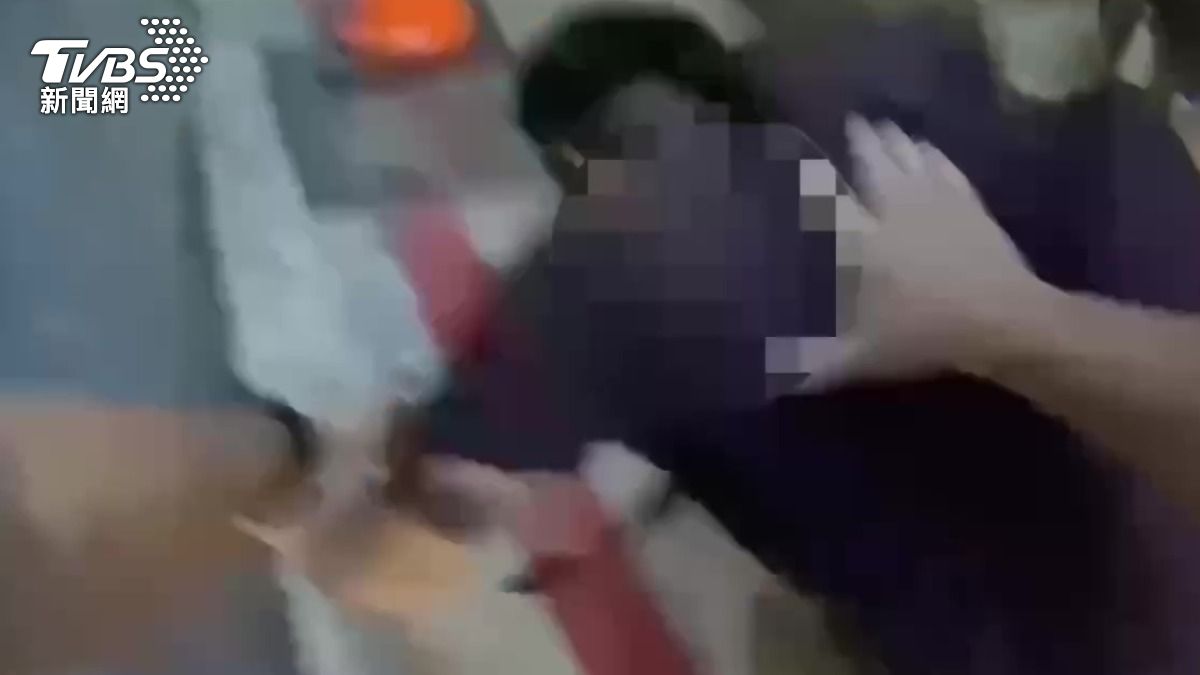 嫌犯遭警方壓制逮捕。(圖/TVBS)
