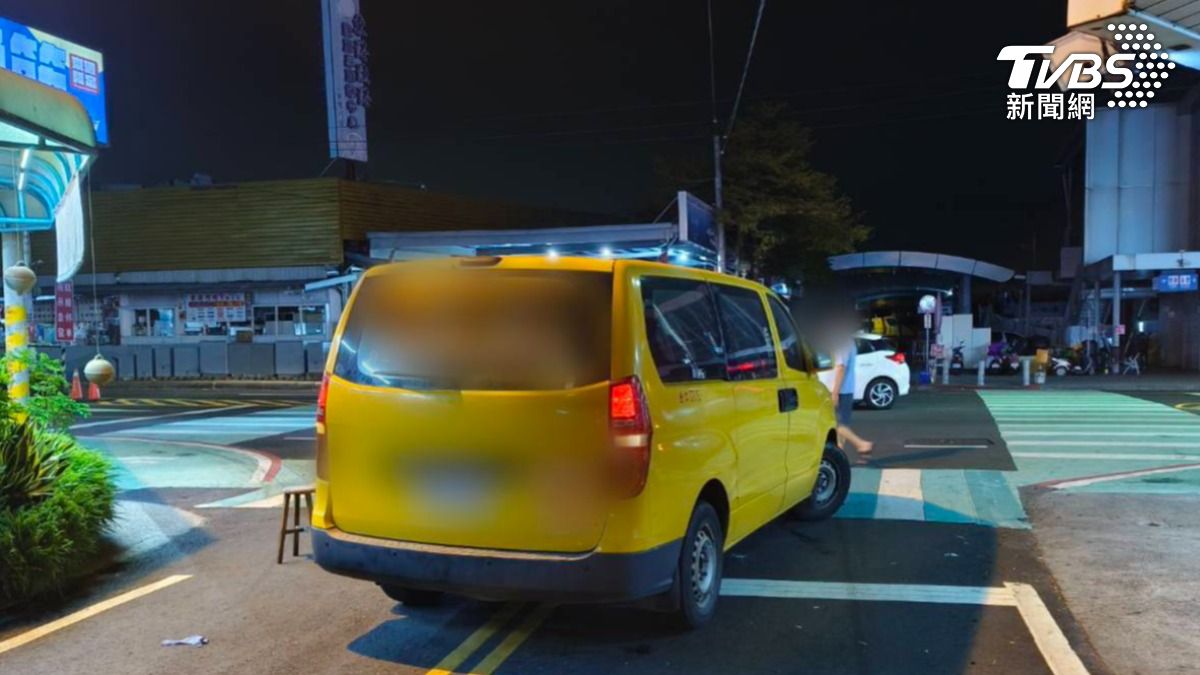 警消合力熱心民眾抬車，仍救不回運將性命。（圖／TVBS）