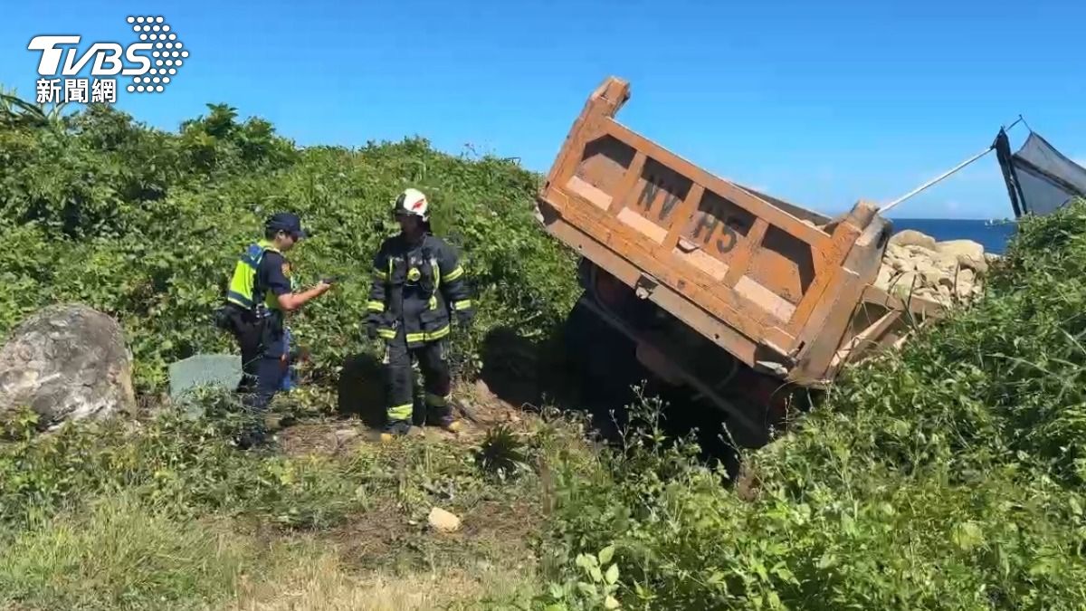 快訊/新北蝙蝠洞車禍1死1傷!聯結車撞破護欄 駕駛卡車內亡