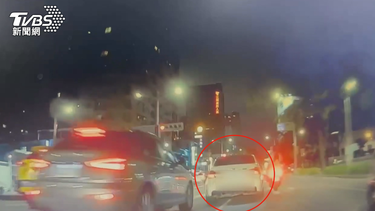 白車駕駛拒絕攔查,紅燈右轉,加速催油門逃給警察追,沿路不斷蛇行鑽車縫。(圖/TVBS)
