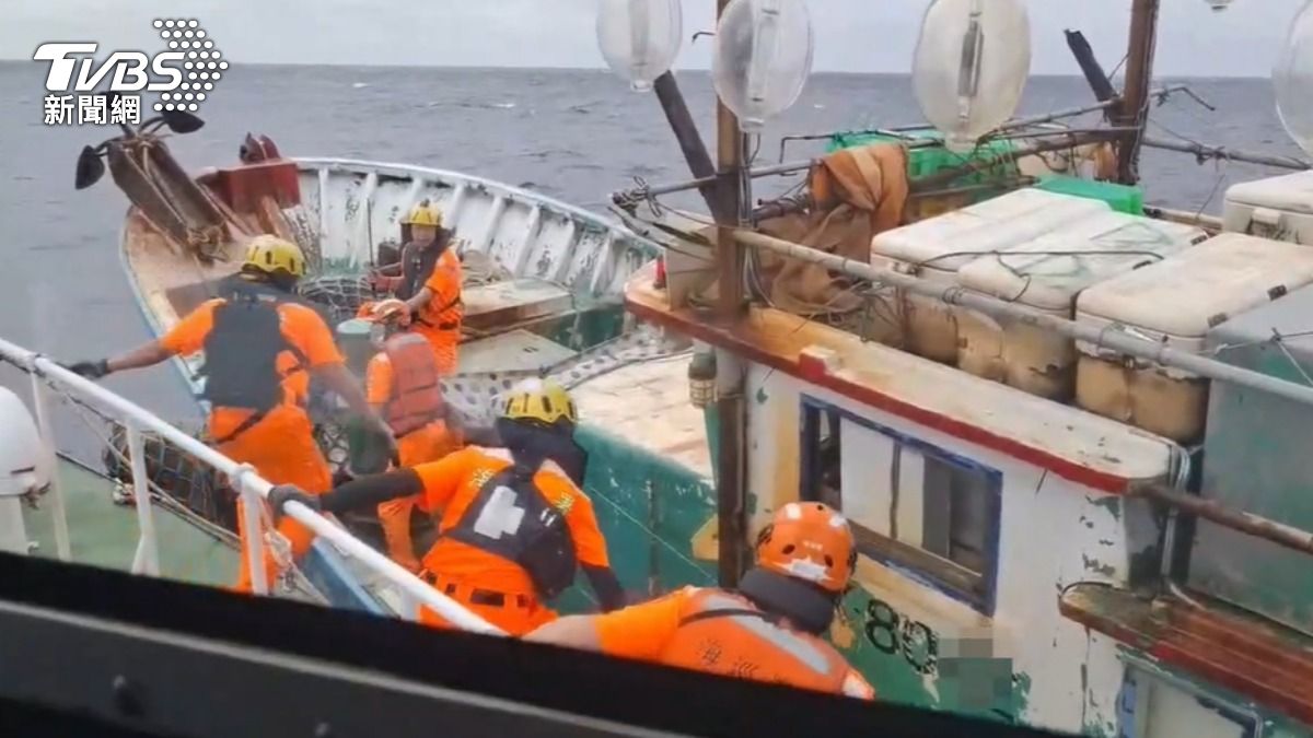 漁船載24越南偷渡客 惡劣人蛇勒索「不付15萬就丟海裡」